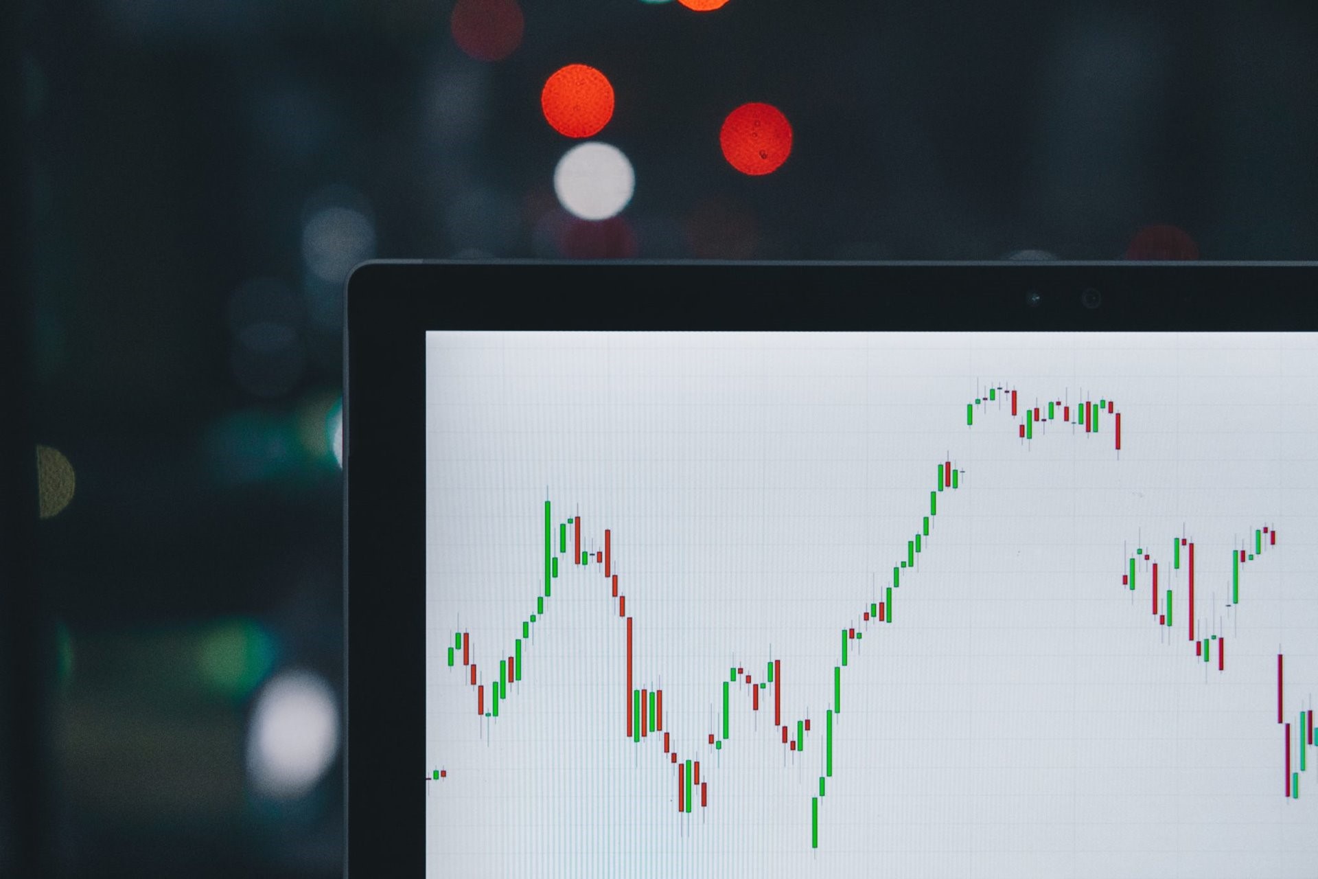 Rates hold steady as world waits, watches global slowdown