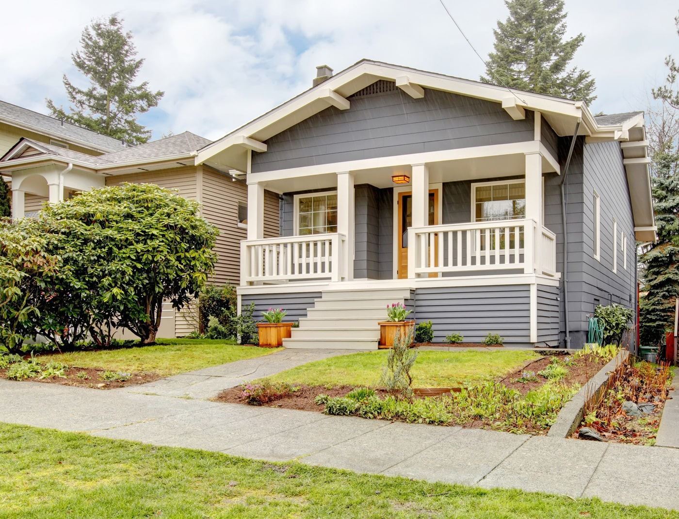 Picture of a nice modern single family home with manicured lawn